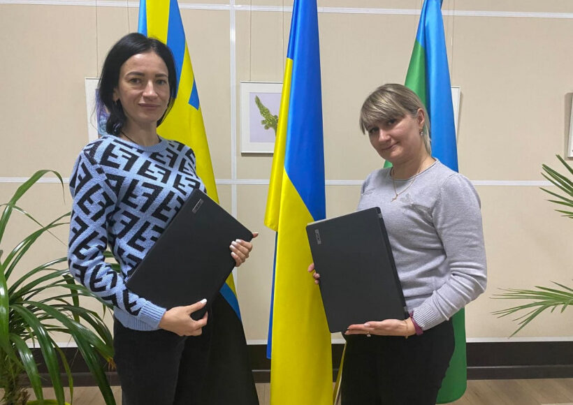 Вчителі шкіл чотирьох громад Донеччини отримали ноутбуки