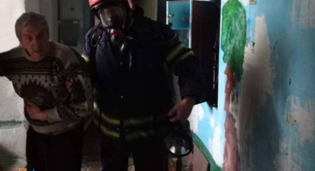 У Торецьку з вогню врятували літнього чоловіка
