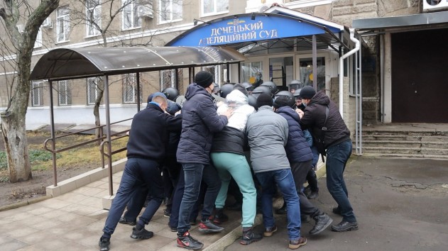 У Бахмуті судова охорона вчилася відражати натиск натовпу