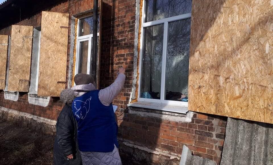 На Донечтине волонтеры показали последствия обстрелов Майорска и Зайцево (фото)