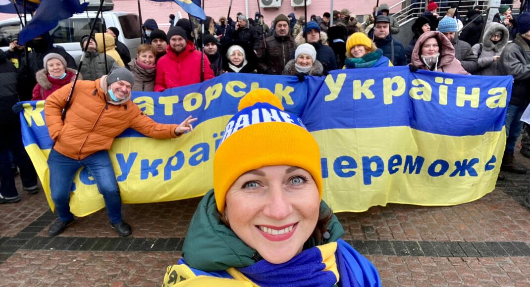 Порошенко вже прилетів до Києва: його зустрічають активісти з Донеччини під Печерським судом (фото)