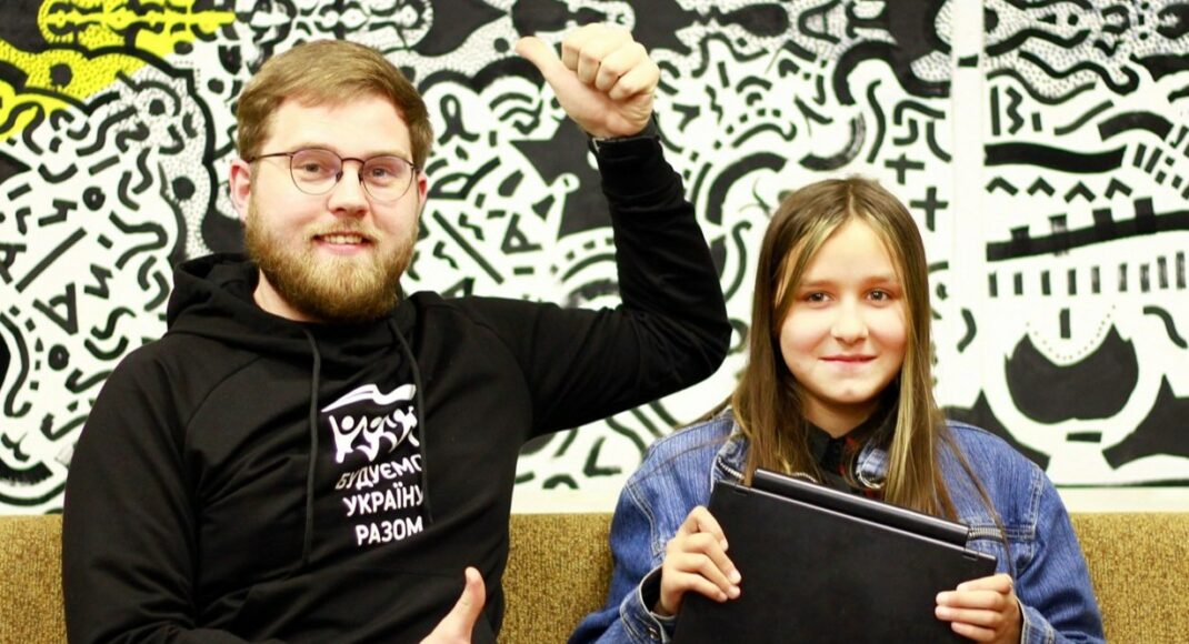 У Світлодарську на Донеччині ветеран АТО збирає та ремонтує комп'ютери для дітей із зони ООС: як допомогти