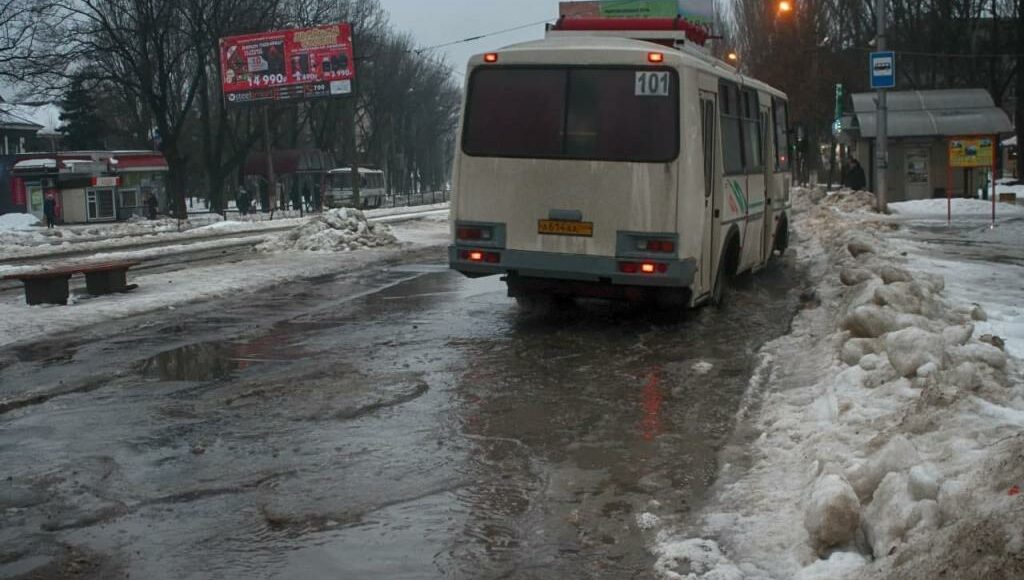 В оккупированной Горловке автобусы и машины скорой помощи утопают в грязи из-за бездорожья (фото)