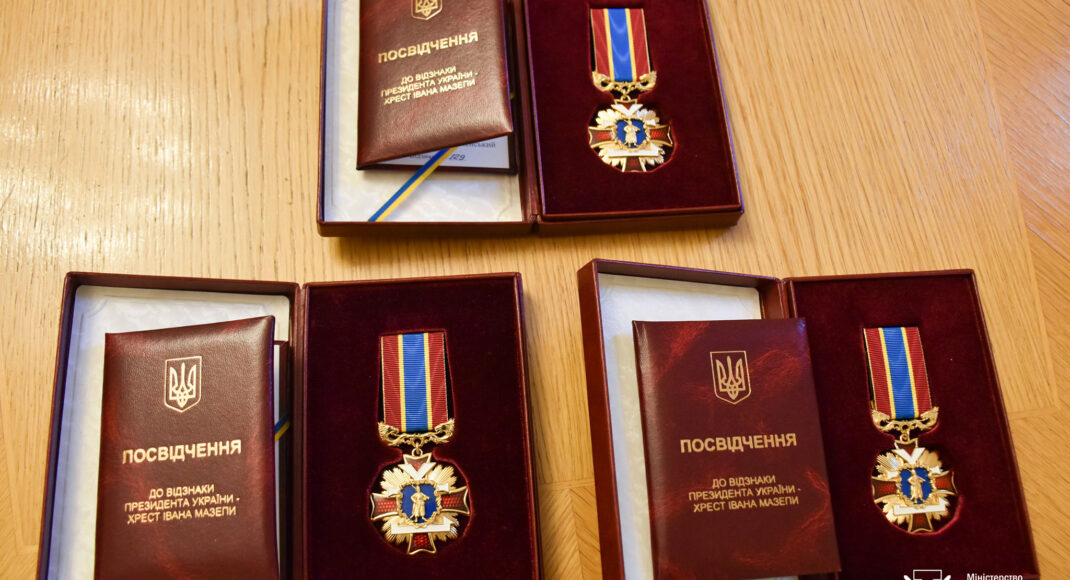 Лапутина вручила волонтерам и ветеранам знак отличия Президента Украины - Крест Ивана Мазепы (фото)