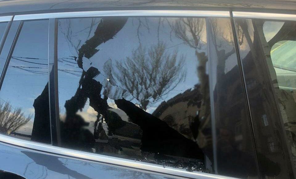 Депутату з Маріуполя розбили скло в автомобілі