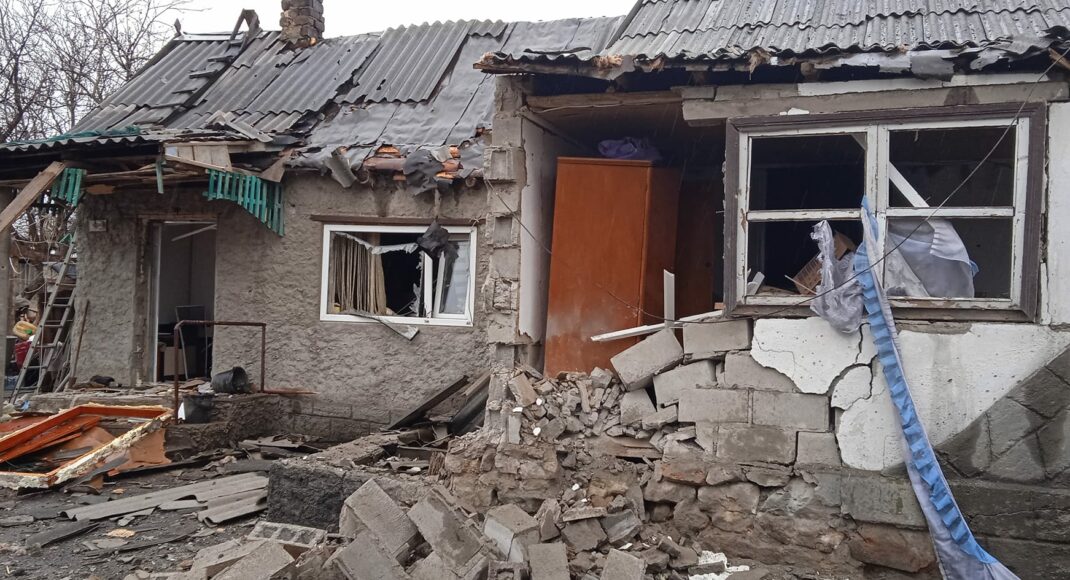 Глава Мирненской ВГА на Донетчине показал последствия обстрела оккупантами громады (видео)