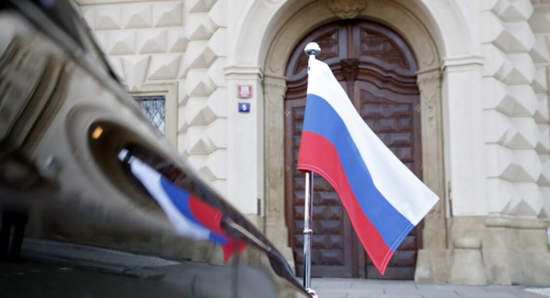 Российские дипломаты начали выезжать из Украины в РФ, — СМИ