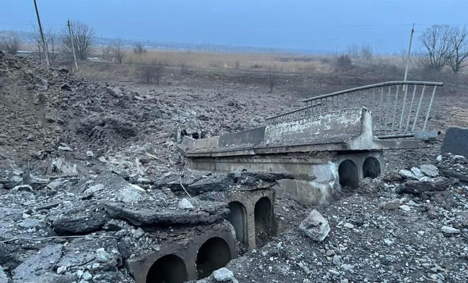 У Троїцьку на Луганщині внаслідок обстрілу військами РФ зруйновано міст та пошкоджено житлові будинки (фото)