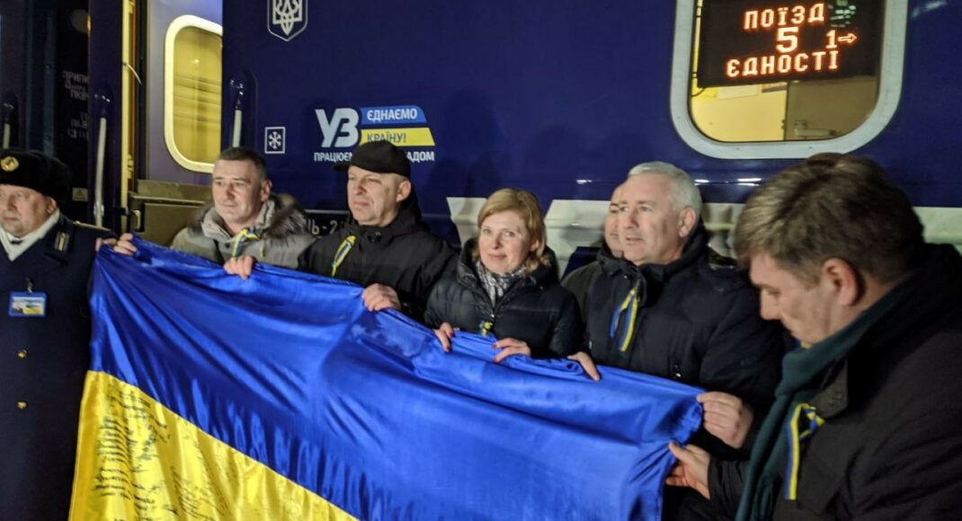 У Маріуполі на залізничному вокзалі зустріли потяг Єдності: фото