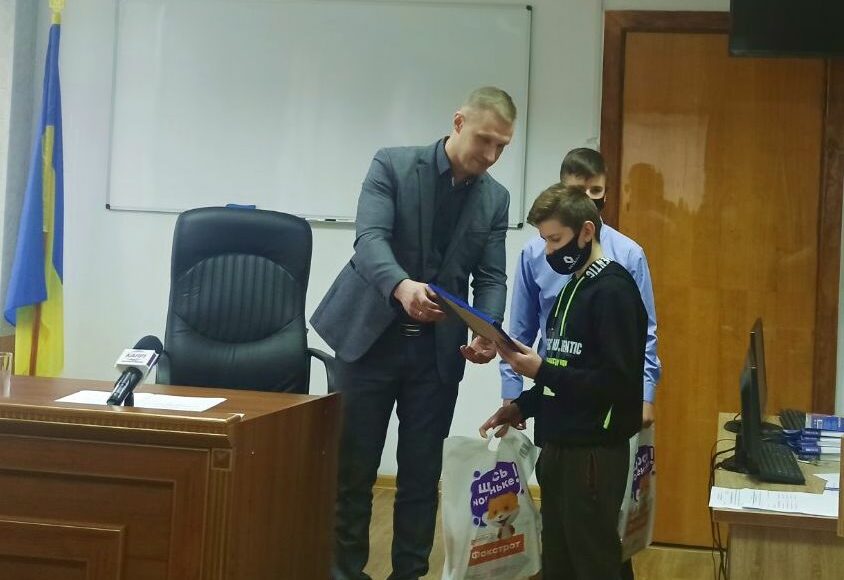 В Доброполье на Донетчине наградили ребят, которые спасли жизнь ребенка на воде
