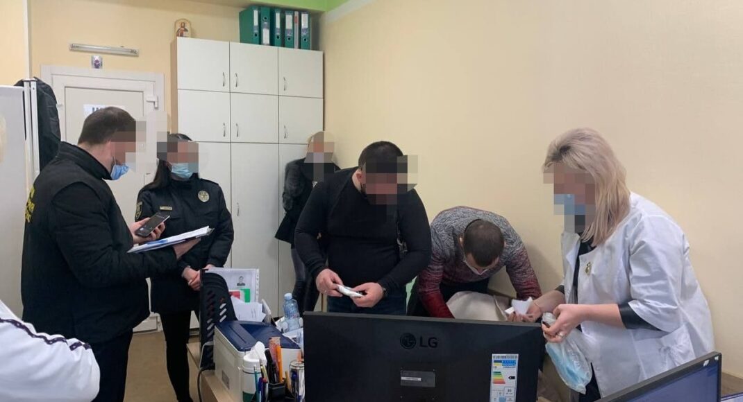 У Маріуполі медпрацівниця видавала COVID-сертифікати без проходження вакцинації