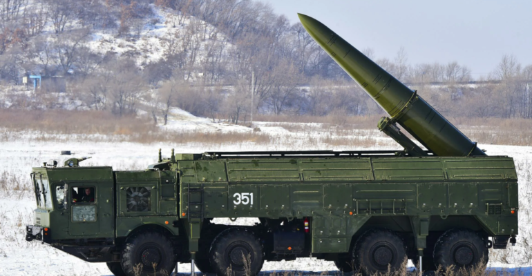 Российские войска обстреливают Авдеевку Точкой У и Градами: есть повреждения