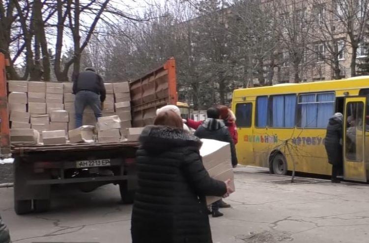 На Донеччині почали видавати продуктові набори для евакуйованих та малозабезпечених