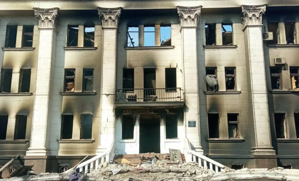 У Маріуполі триває розбір завалів Драмтеатру: є важко поранений