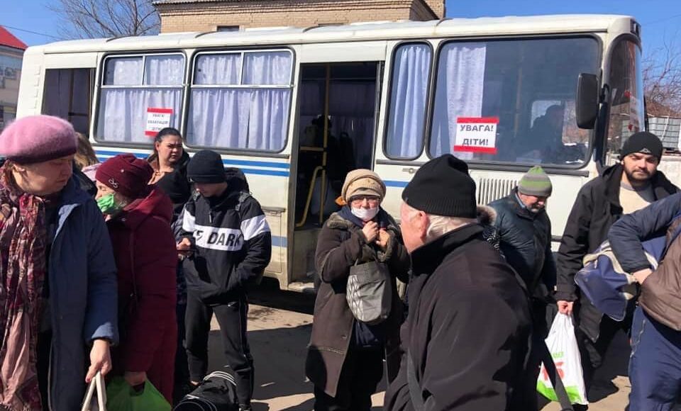 Гайдай рассказал об эвакуации жителей прифронтовых городов Луганщины (фото)