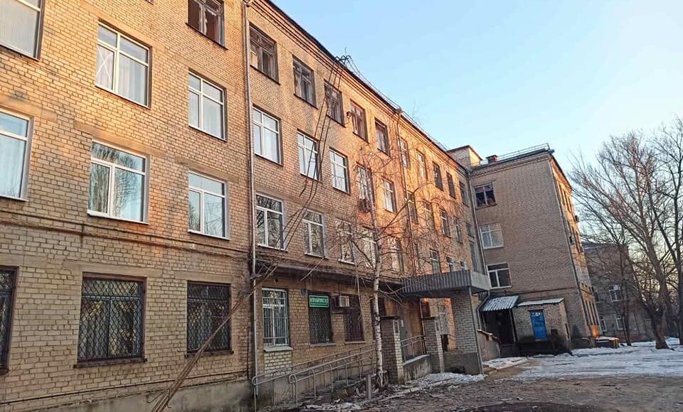 Російські війська обстріляли Рубіжанську лікарню: пологовий стаціонар зруйновано (фото)
