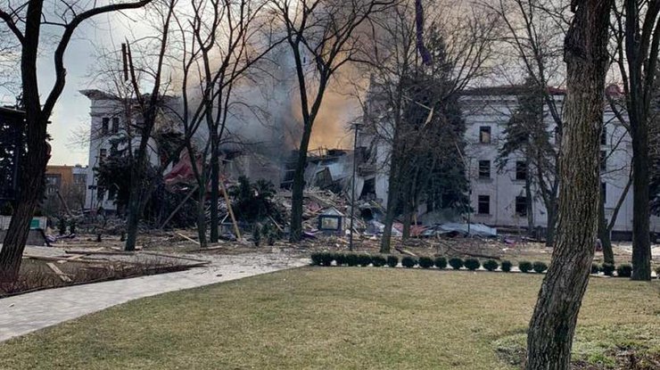 Кириленко підтвердив, що люди з Драмтеатру в Маріуполі евакуйовані, але є загроза повторних обстрілів (відео)