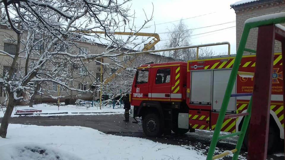 В Торецке спасатели ГСЧС восстанавливают жилье людей после обстрелов