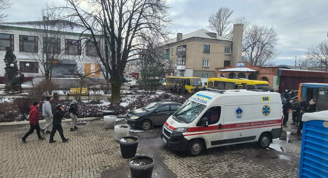 Незважаючи на спроби перешкодити доставці гуманітарного вантажу в Маріуполь машини продовжують рух (відео)