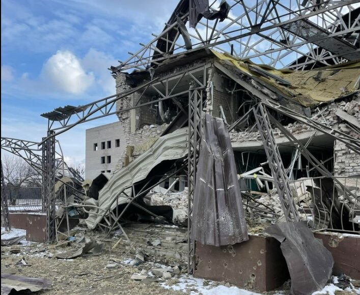 В Ізюмі окупанти обстріляли лікарню: хворі вибиралися з-під завалів