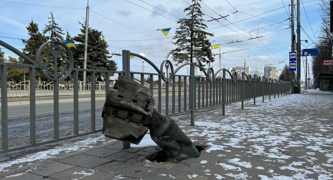 Рашисты в Мариуполе снова бомбили места укрытия жителей города