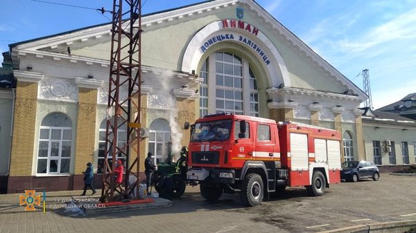 В Лимане на Ж/Д вокзале спасатели ГСЧС установили полевую кухню для эвакуированных