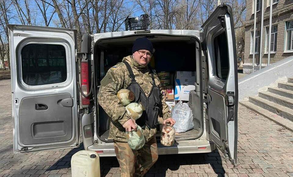В обстреливаемую рашистами Авдеевку прибыла гумпомощь из западных областей Украины