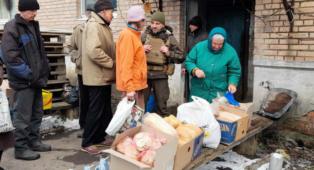 В поселок Опытное на Донетчине военные доставили продукты, воду и лекарства