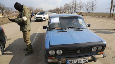 Азов повідомляє, що окупанти надягають на жителів Маріуполя білі пов'язки, щоб видавати їх за рашистів
