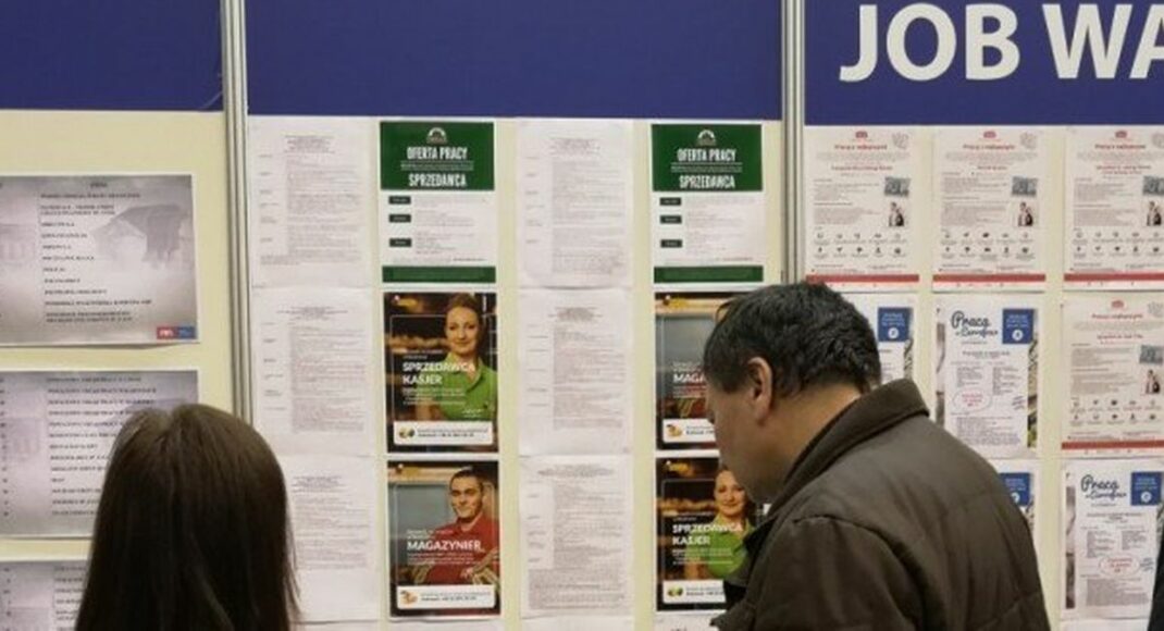 Як знайти роботу українським переселенцям: корисні сервіси та контакти