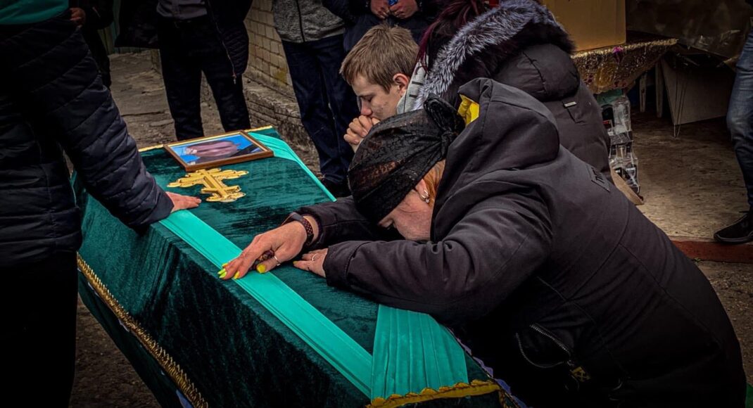 Сегодня жители села Рай-Александровка Краматорского района простились с украинским защитником (фото)