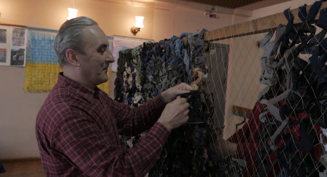 Допомогти може кожен! Як волонтери Слов'янська плетуть маскувальні сітки