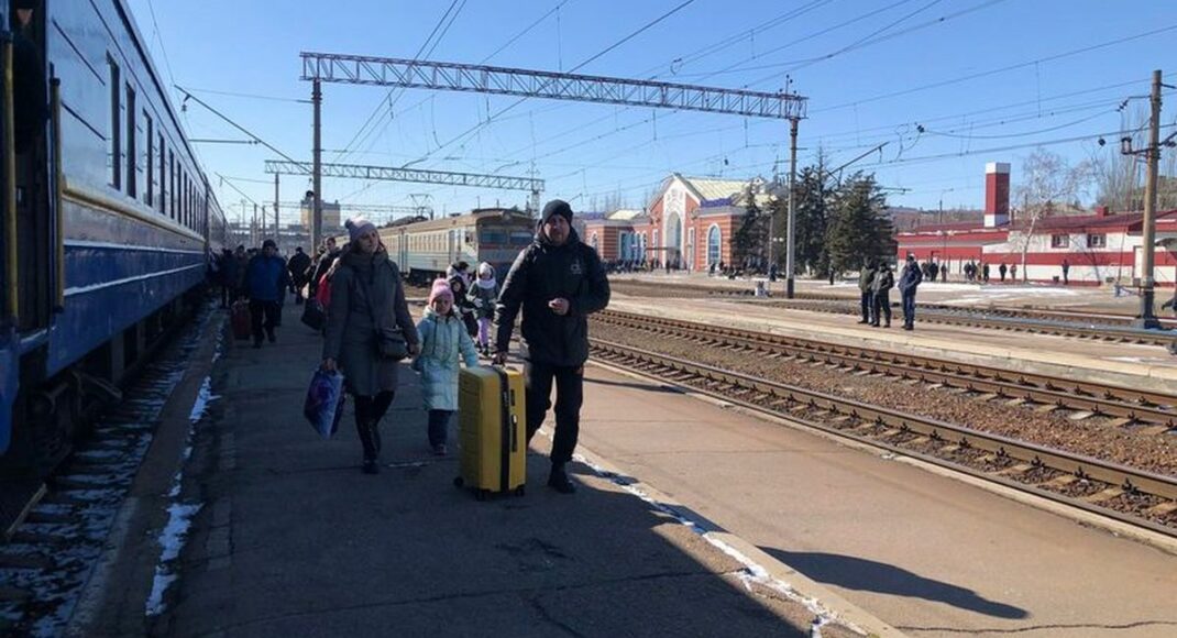 Рашисты готовы убивать мирных людей просто так, использовать их как живой щит: Ермак призвал жителей Луганской и Донецкой областей срочно эвакуироваться
