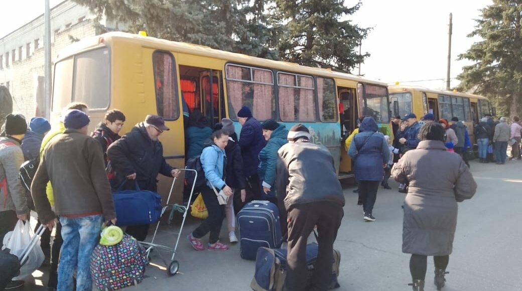 Сьогодні з Кремінної на Луганщині евакуювали 37 осіб