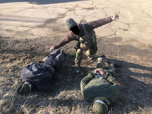 Українські військові взяли в полон чотирьох бойовиків "лднр"