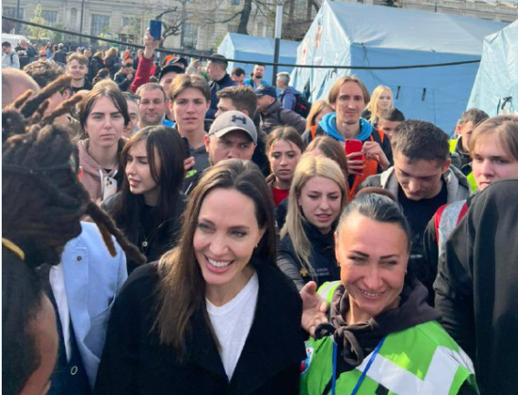Анджеліна Джолі зустріла у Львові пасажирів евакуаційного поїзда з Донеччини