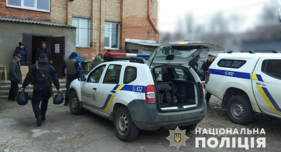 Полицейские, которые доставляли гуманитарную помощь в Марьинку, попали под обстрел оккупантов рф