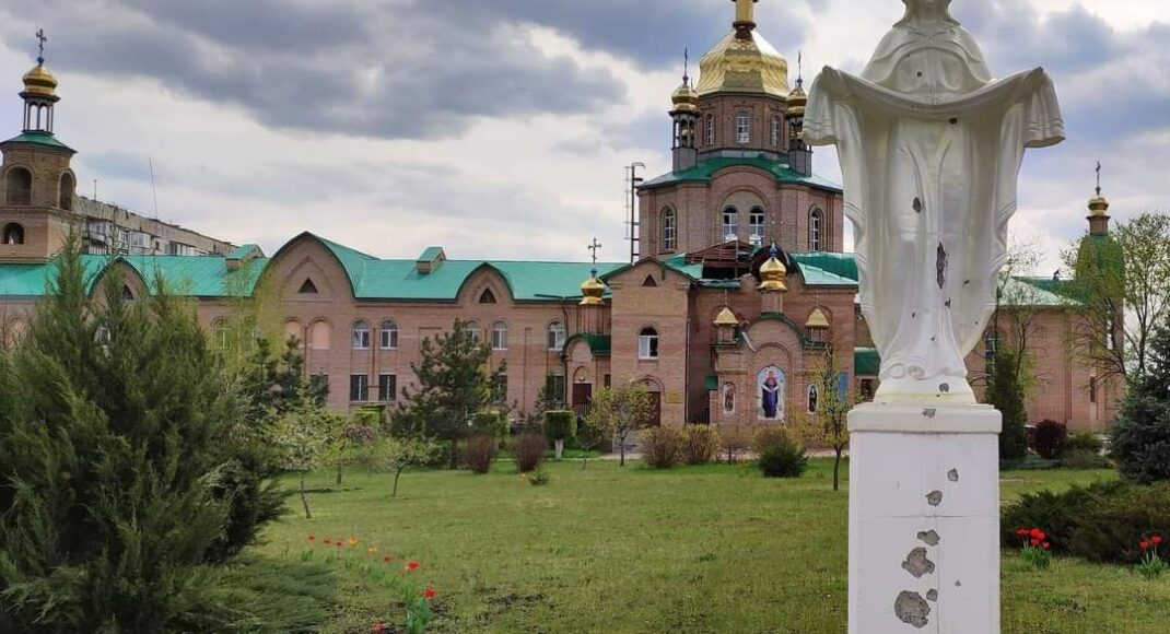 Окупанти на Луганщині зруйнували сім православних храмів