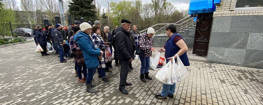 В Константиновке выдают гуманитарную помощь из Днепра (видео)