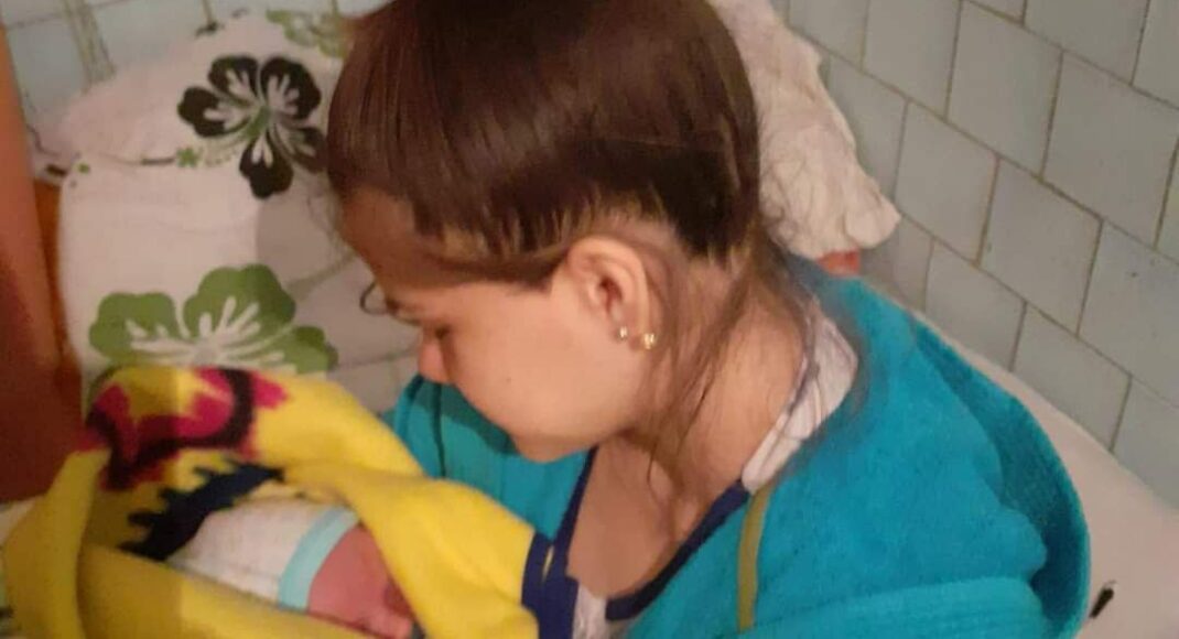 На Луганщине оказывают экстренную медицинскую и консультативную помощь роженицам и молодым мамам