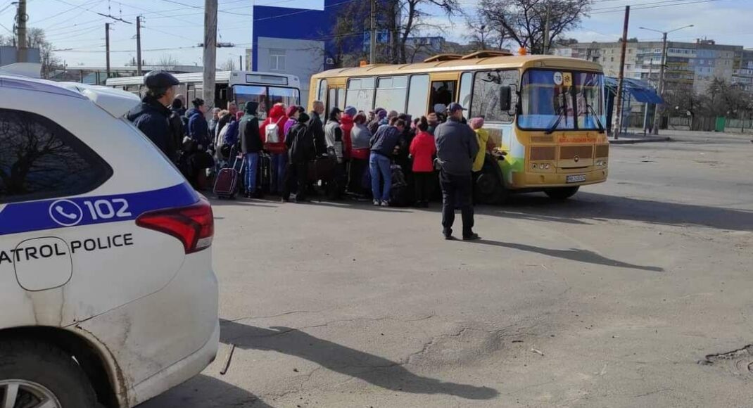Россияне продолжают обстрелы при эвакуации людей из Луганщины