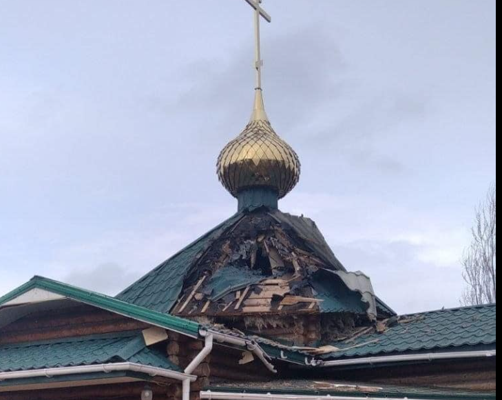 Оккупанты обстреляли церковь на Луганщине: ранены два священника