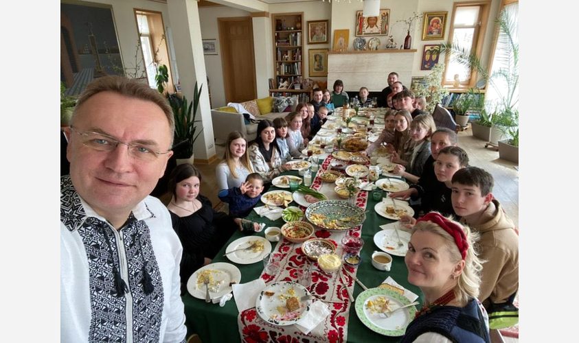 Во Львове переселенцев собрали и поздравили на праздник Пасхи (фото)