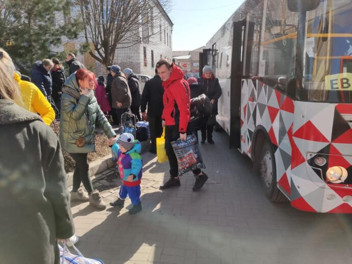 Андрющенко повідомив, що у Маріуполі збираються величезні черги на евакуацію у Запоріжжі: люди уникають вивезення до росії