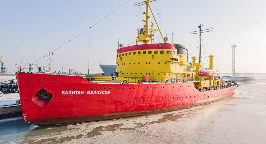 В Мариупольском торговом порту рашисты обстреляли судно с мирными людьми: есть погибший и раненые
