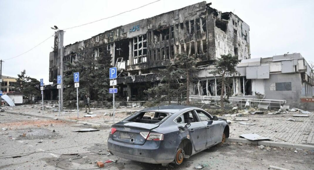 Під Маріуполем окупанти влаштували місце масового поховання вбитих ними жителів міста