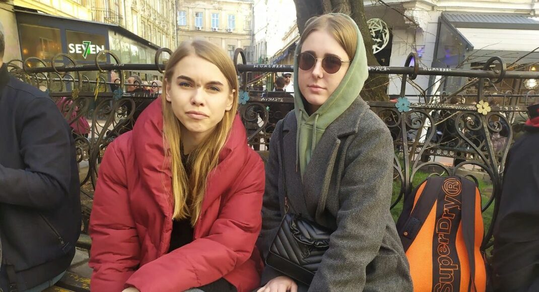 "Заходили без спросу в дома, угрожали расстрелом". Рассказ девушек, которые вырвались из оккупации