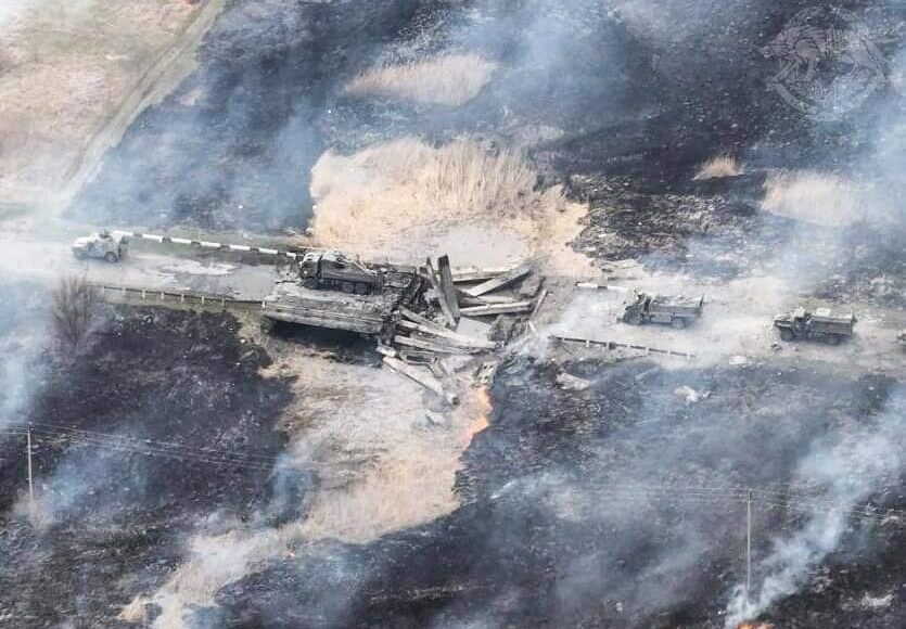 Українські захисники підірвали міст з ворожою технікою рф, яка прямувала в Ізюм (фото)