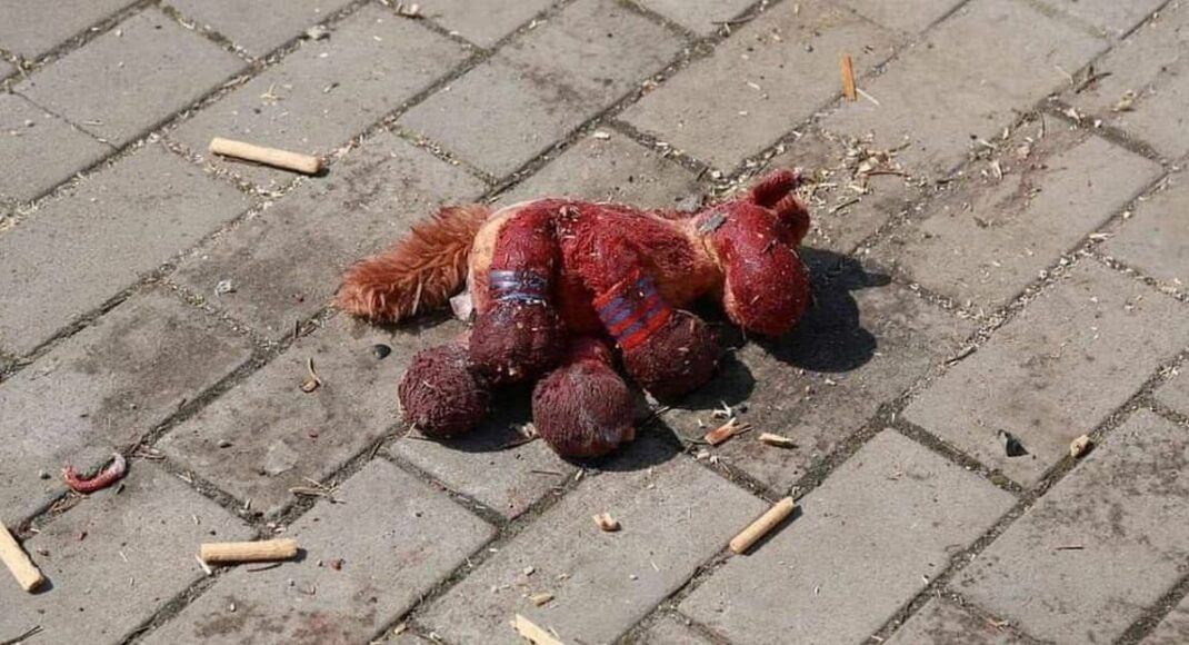 Окровавлену дитячу іграшку з вокзалу Краматорська передадуть до ООН
