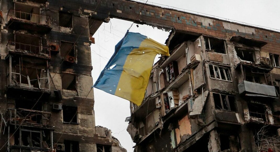 Український спротив у Маріуполі прибрав російську ганчірку з головної площі міста, - Андрющенко (фото)